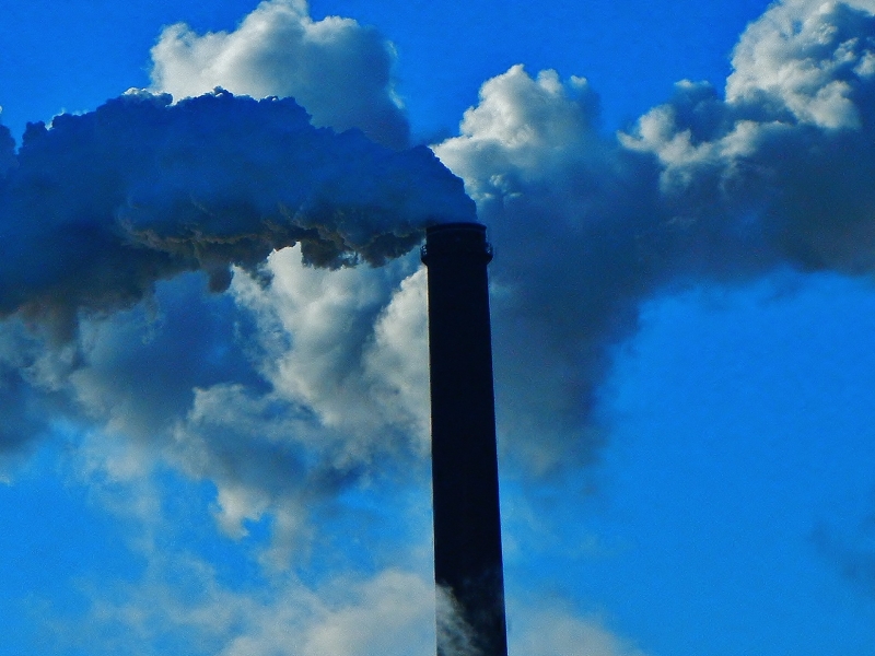 Emissions from a coal plant (Pixabay).