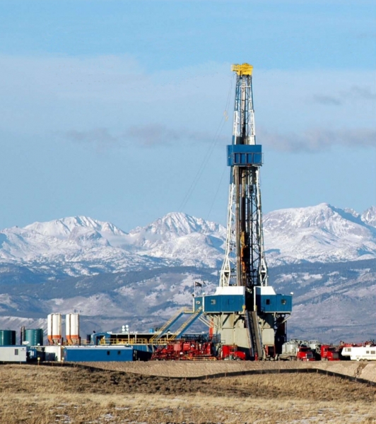 A natural gas drilling rig on the Pinedale Anticline, just west of Wyoming's Wind River Range (Photo: BLM/Wikimedia Commons).