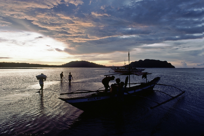Villagers returning home as the sun sets in the Philippines (Source: UN Photo/Oddbjorn Monsen).