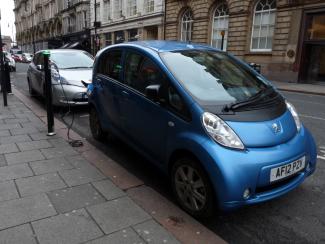 An electric car charges at a station in Newcastle, England (Photo: Wikimedia Com